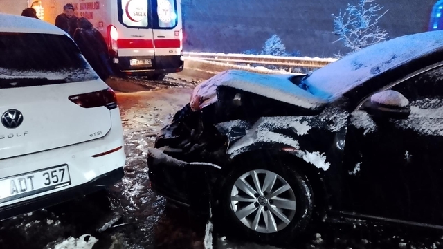 Afyonkarahisar'da zincirleme trafik kazasında 8 kişi yaralandı