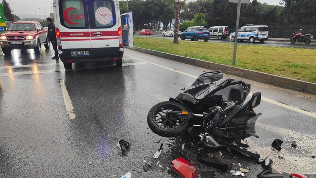 Kırmızı ışıkta bekleyen araca çarpan motosiklet sürücüsü ağır yaralandı