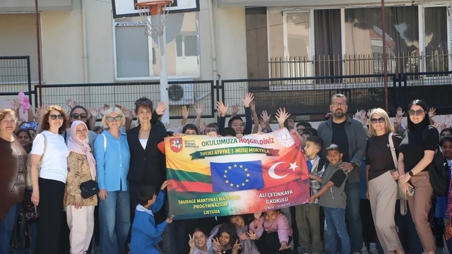Litvanyalı öğretmenler Dikili'de Türk eğitim sistemini inceledi