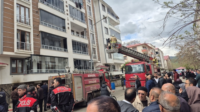 Bingöl'de evde çıkan yangında 13 kişi dumandan etkilendi