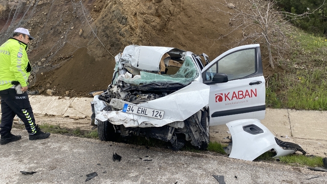 Çorum'da tırla çarpışan hafif ticari araçtaki 2 kişi yaralandı
