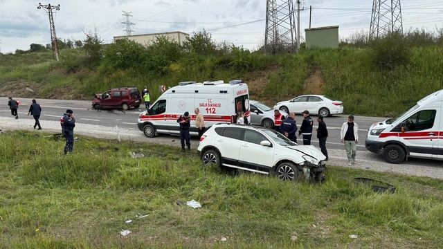Otomobille hafif ticari araç çarpıştı; 1'i ağır, 4 yaralı