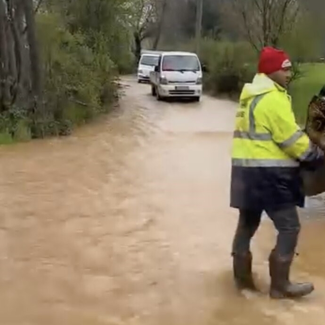 Dere taşkını yolu esir aldı, araçlar kontak kapattı