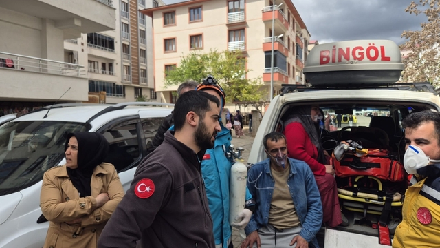 Binanın bodrum katındaki yangında 13 kişi dumandan etkilendi