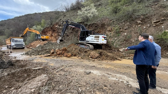 Tokat'ta sağanak sonrası taşkında köy yolu ulaşıma kapandı