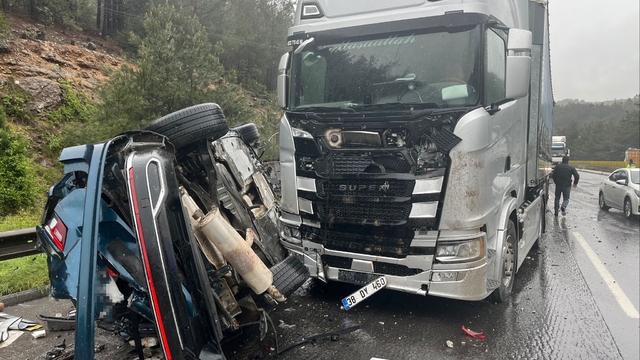 Maliyeciler kaza yaptı: 1 ölü, 5 yaralı
Tarsus'ta 3 aracın karıştığı kazada 1 kişi hayatını kaybetti, 5 kişi yaralandı