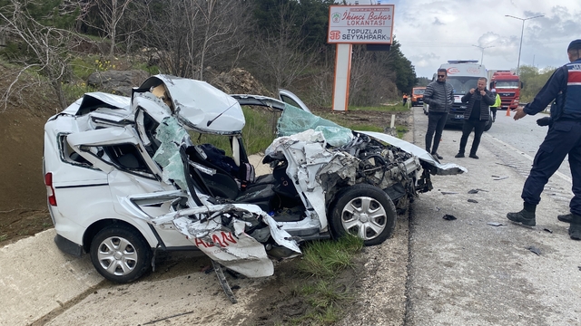 Tıra çarpan hafif ticari araç hurda yığınına döndü: 2 yaralı