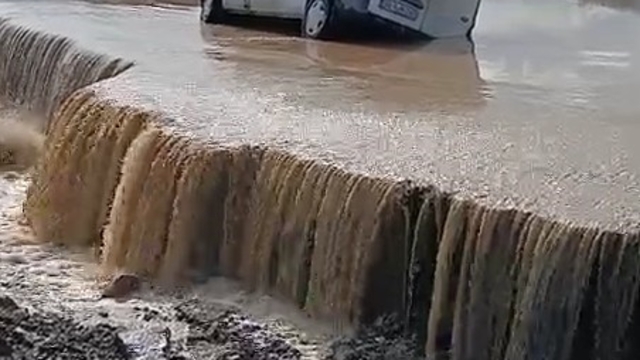 Tokat'ta Kelkit Çayı taştı, araç çöken yolda mahsur kaldı