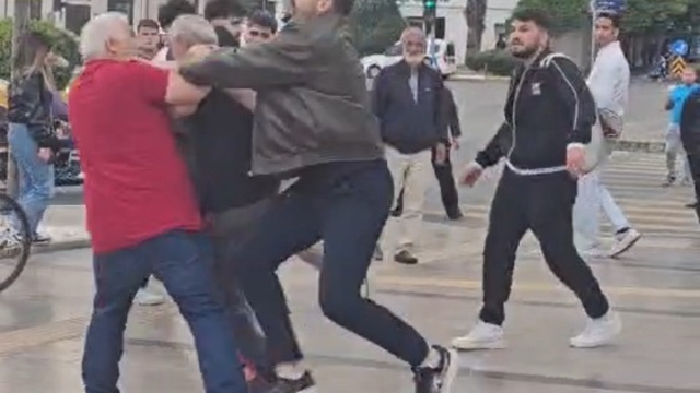 Eşinin gözü önünde darp edildi
Kent meydanındaki darp anları kameralara yansıdı