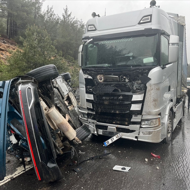 TIR, karşı şeride geçip otomobille çarpıştı: 1 ölü, 4 yaralı