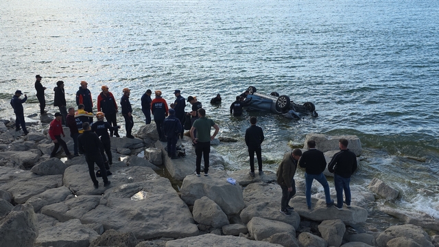 Van Gölü'ne uçan otomobildeki 1 kişi yaralandı