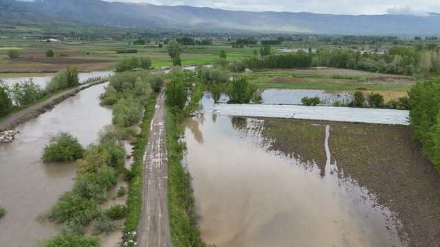 Tokat'ta yollar çöktü, sular altında kalan tarım arazileri dron ile görüntülendi