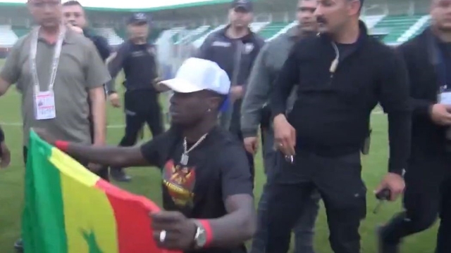 Diagne'ye bayrak müdahalesi: Senegal bayrağı yanlış anlaşıldı