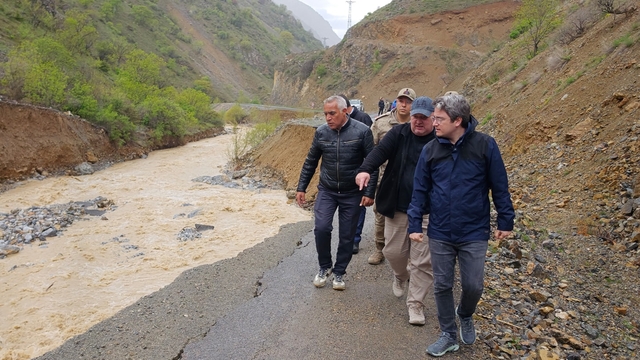 Erzincan'da Kemaliye-Başbağlar kara yolu, heyelan nedeniyle ulaşıma kapatıldı