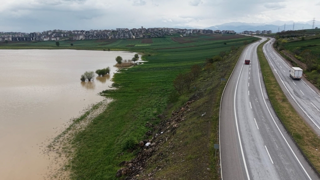 Bursa'da baraj gövdesinde izinsiz ekilen araziler su altında kaldı; 500 dekar alan dronla görüntülendi