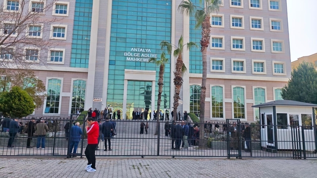 Muhittin Böcek'in de yargılandığı davada "tehdit" ve "menfaat" iddiaları
Müşteki ifadeleri:
"Hayatım bitme noktasına gelmiş, ben şikayetçi olmayacağım da kim şikayetçi olacak"
"Talepler yerine gelmezse Muhittin Böcek belediye başkanı olduğu sürece gerçekleştiremezsin"