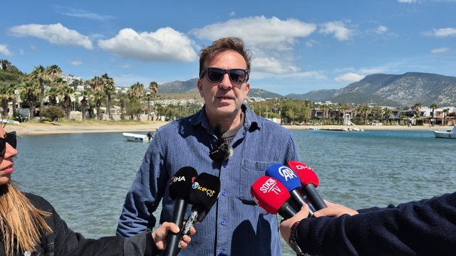 Bodrum'da deniz çayırlarını korumak için proje başlatıldı
Deniz Biyoloğu Dr. Mert Gökalp:
"Bu kayıp alanlarda çayır restorasyonu yapacağız korumayla beraber. Eğer bunu yapmazsak en fazla 5 sene içerisinde Bodrum'un turizmi çökecek"