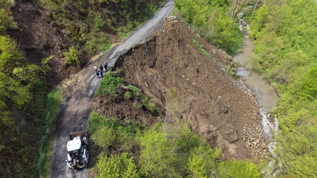 Ordu'da yaşanan heyelan nedeniyle yollarda çökme oluştu