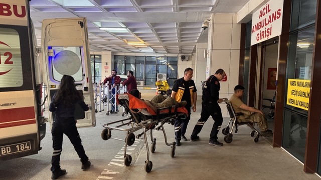 Edirne'de askeri aracın duvara çarpması sonucu 2 asker yaralandı