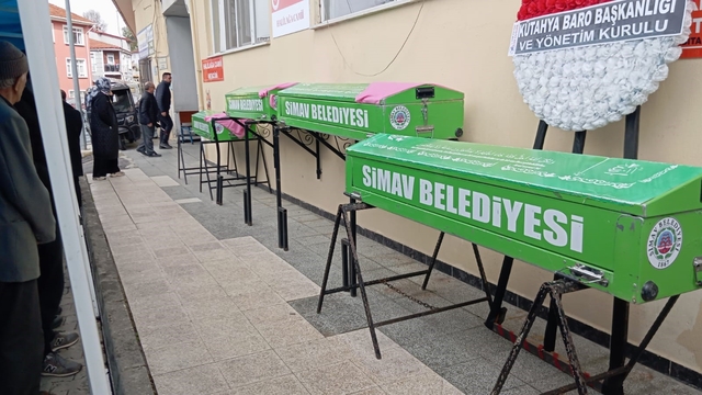 Uşak'taki kazada hayatını kaybeden 4 kişilik aile toprağa verildi