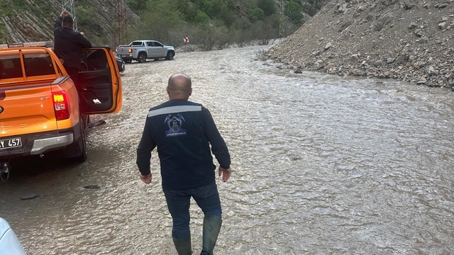 Kaval Deresi taştı, köy yolu ulaşıma kapandı
