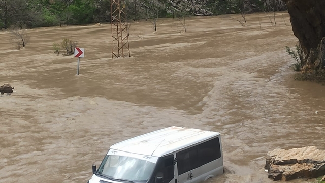 Kaval Deresi taştı, köy yolu ulaşıma kapandı (2)