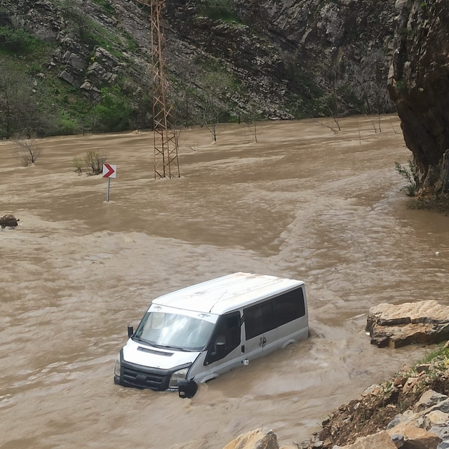 Kaval Deresi taştı, köy yolu ulaşıma kapandı (2)