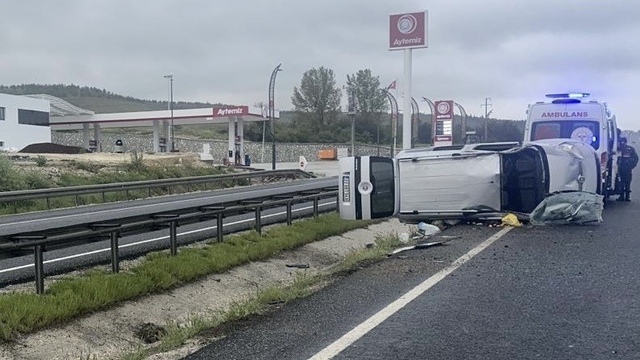 Eskişehir'de ıslak yolda kontrolden çıkan araç yan yattı: 4 yaralı