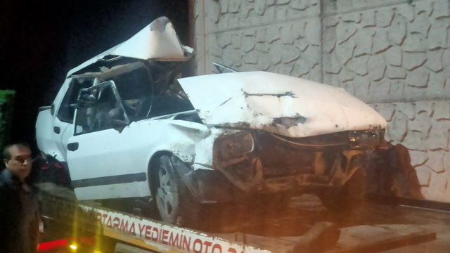 Otomobil 50 metreden şarampole uçtu: 2 kişi araçtan atlayarak kurtuldu