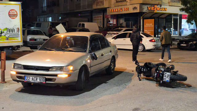 Otomobille motosikletin çarpıştığı kaza kamerada; 2 yaralı