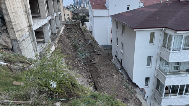 Nevşehir'de çöken istinat duvarı, öndeki apartmanda hasar oluşturdu