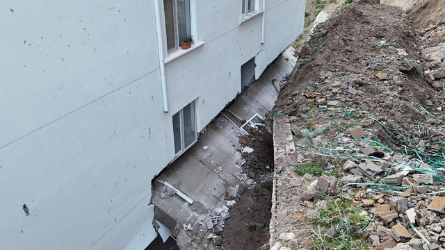 Nevşehir'de çöken istinat duvarı evlerin içine girdi: 10 ev tahliye edildi