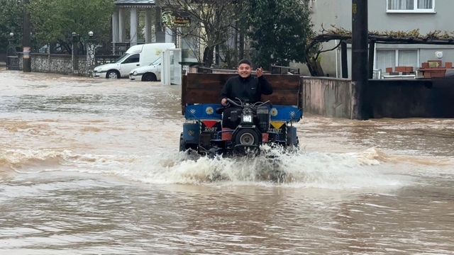 Sakarya'da sağanak; dere taştı, mahalleyi su bastı