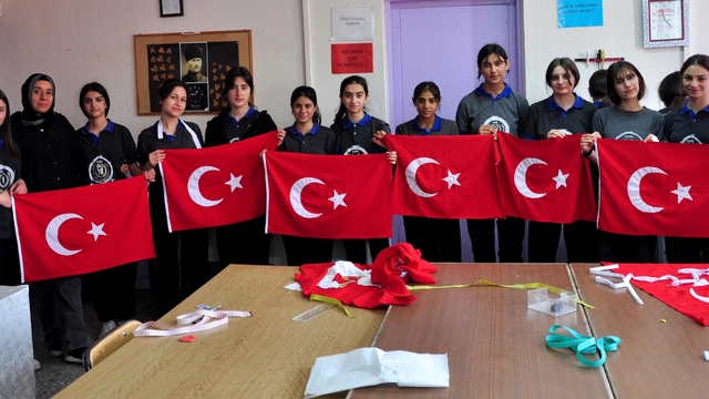 Moda tasarımı öğrencileri, 19 Mayıs için Türk bayrağı dikiyor