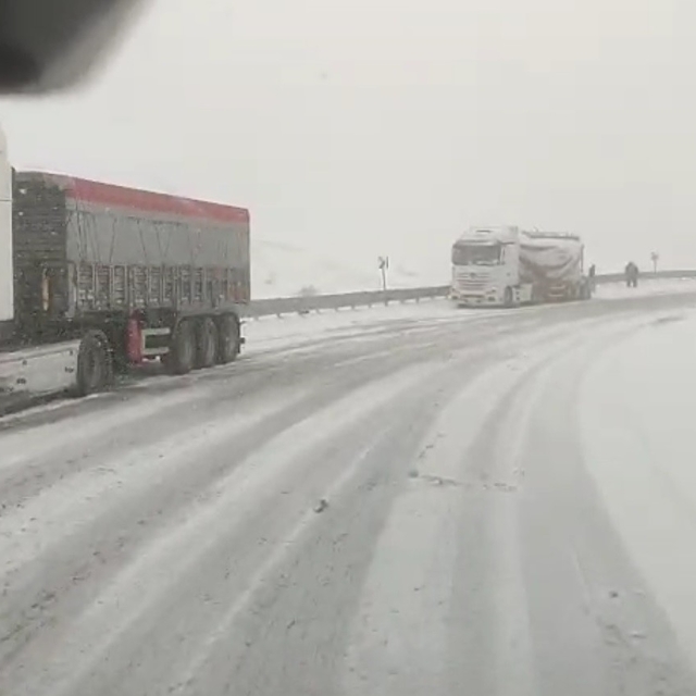Kop Dağı'nda kar ve tipi ulaşımı zorlaştırdı