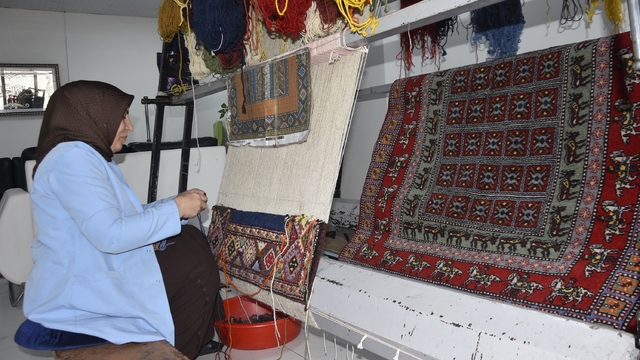 Halı kursuyla kadınlar güçleniyor
Kadınlar halı dokuma kursuyla hem meslek öğreniyor hem aile bütçesine katkı sağlıyor
