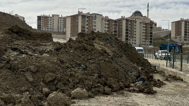 Yüksekova'da heyelan ulaşımı aksatıyor: Pizok yolunda ulaşım 1 aydır tek şeritten sağlanıyor