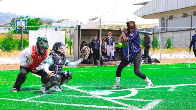 Softbol heyecanı Aydın'ın ev sahipliğinde başladı