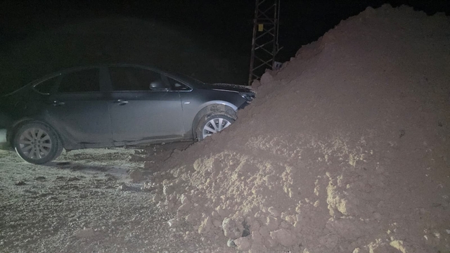 Önlem alınmadan yola dökülen toprak yığını gece karanlığında kazaya neden oldu
