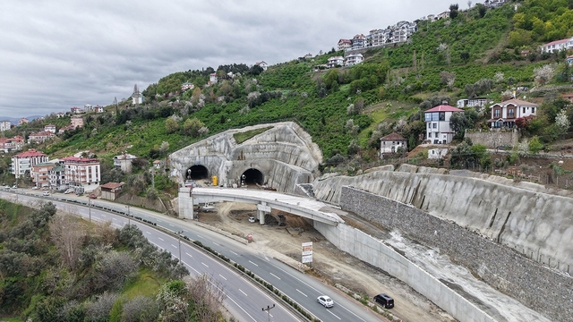 Güney Çevre Yolu Projesi'nde çalışmalar sürüyor
Projede sahada yoğun bir inşaat çalışması yürütülürken, 7 farklı noktada eş zamanlı olarak imalatlar sürdürülüyor