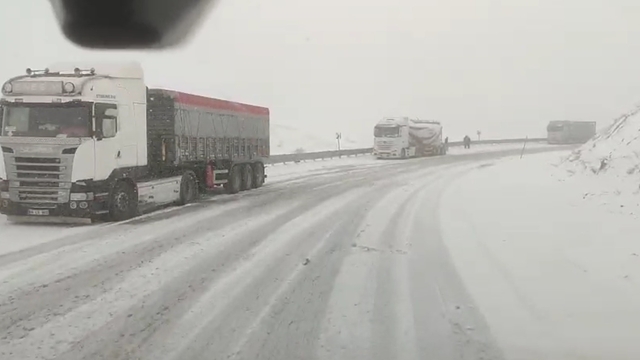 Kop Dağı'nda kar ve tipi ulaşımı zorlaştırdı