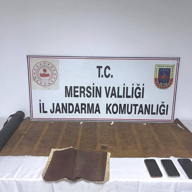 Mersin'de tarihi eser operasyonu: Tevrat ve el yazması eser ele geçirildi