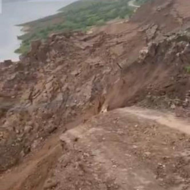 Siirt'te toprak kayması köylüleri tedirgin ediyor