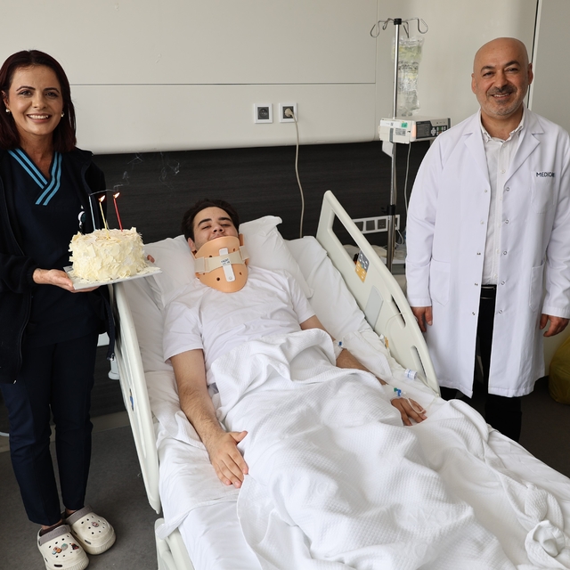 Yeni yaşını doktoruyla birlikte kutladı