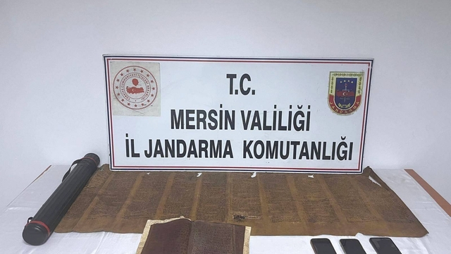 Mersin'de tarihi eser operasyonunda Tevrat ele geçirildi