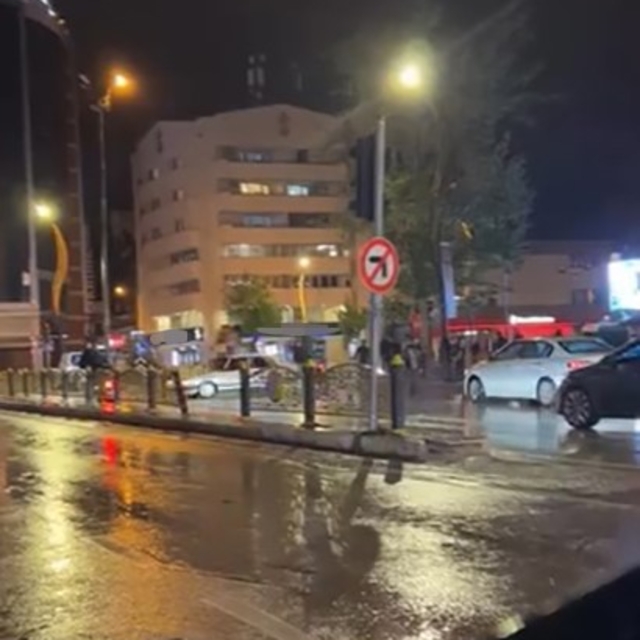 Drift atan sürücü zincirleme kazaya neden oldu, o anlar kamerada
