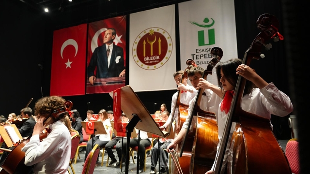 Çocuk Senfoni Orkestrası'nın konseri ayakta alkışlandı