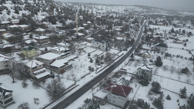 Mersin'de kar güzelliği dronla görüntülendi
Mersin'in Erdemli ilçesinde ekipler yol açma çalışması yaptı
Sorgun Mahalle Muhtarı Mehmet Gür:
"Son 30 yıl aradan sonra kış bir sürpriz yaptı, köyümüze 30 santim kar yağdı"