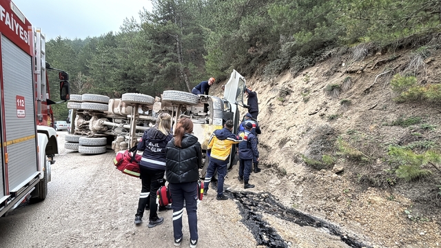Bolu'da virajı alamayan hafriyat kamyonu devrildi: 1 ölü