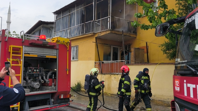 Denizli'de balkon yanan koltuk paniğe neden oldu